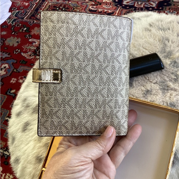 Michael Kors Gold leather Travel Set passport & luggage tag. NWT NIB - Picture 5 of 7